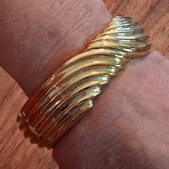 Source Unknown Jewelry - Vintage Gold-Tone Hinged Clamper Bangle Bracelet